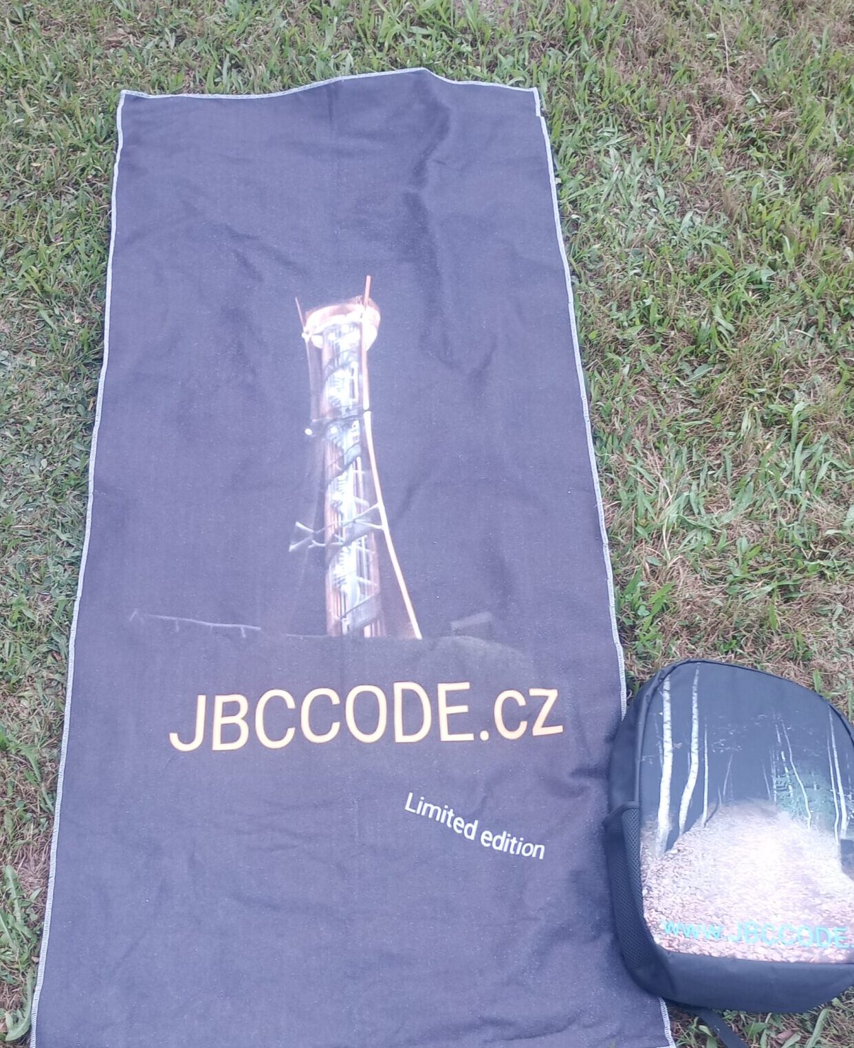 Souprava jednokomorového batohu a osušky z mikrovlákna. Možnost stejného motivů na obou věcech nebo i takto , každý jiný. V ceně je již započítán příspěvek na námi integrovanou charitativní akci